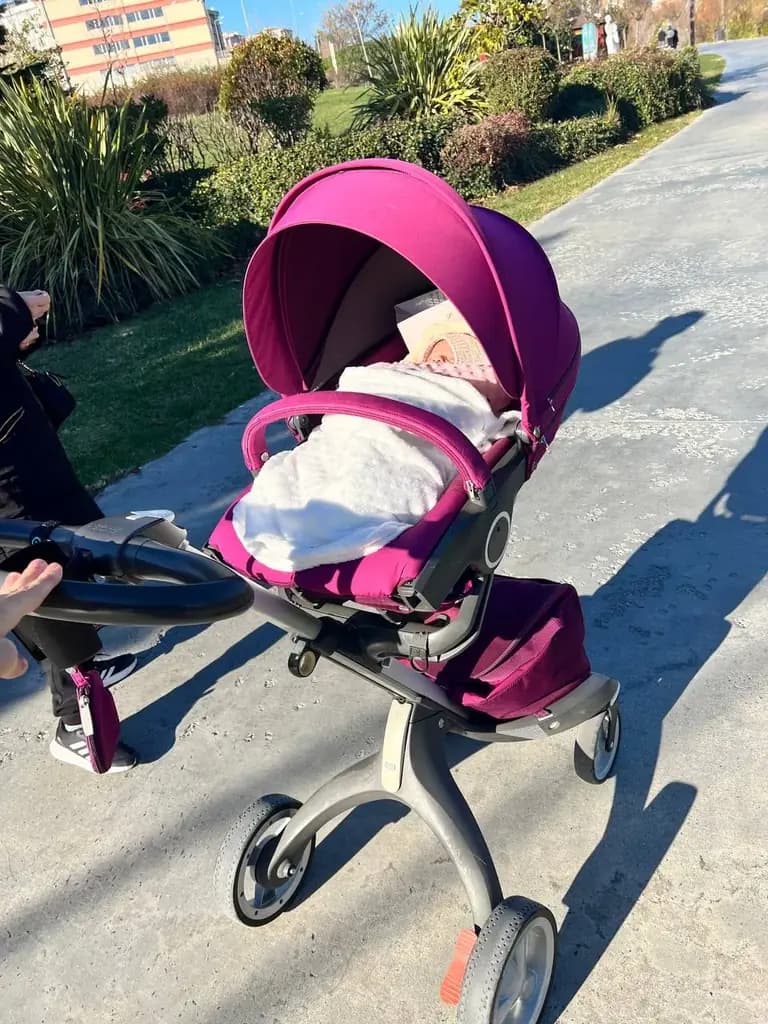 Продается коляска Stokke v5 полная комплектация , есть и автокресло , подробнее в лс