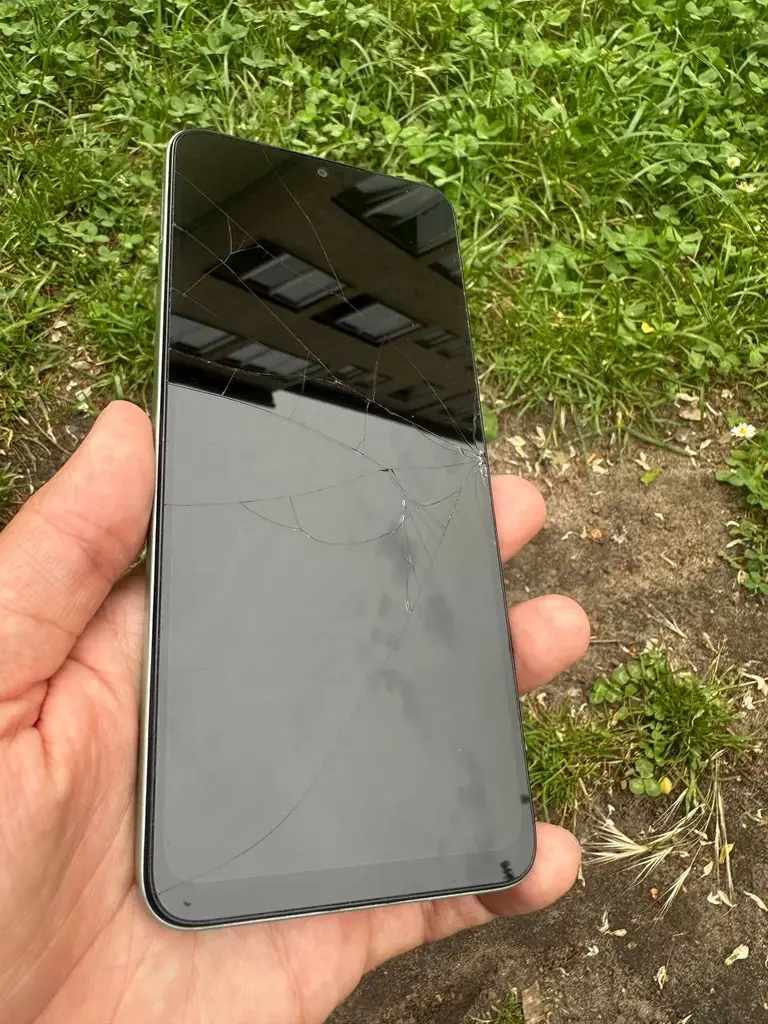 Продаю Xiaomi Redmi 13 C . 128 гигабайт . Всё оригинал всё работает отлично . 60 € . Берлин