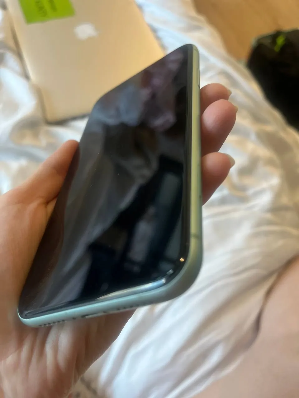 Продам iPhone 11, есть небольшие царапины на дисплее, не вскрывался. Батарея под замену. 100 евро