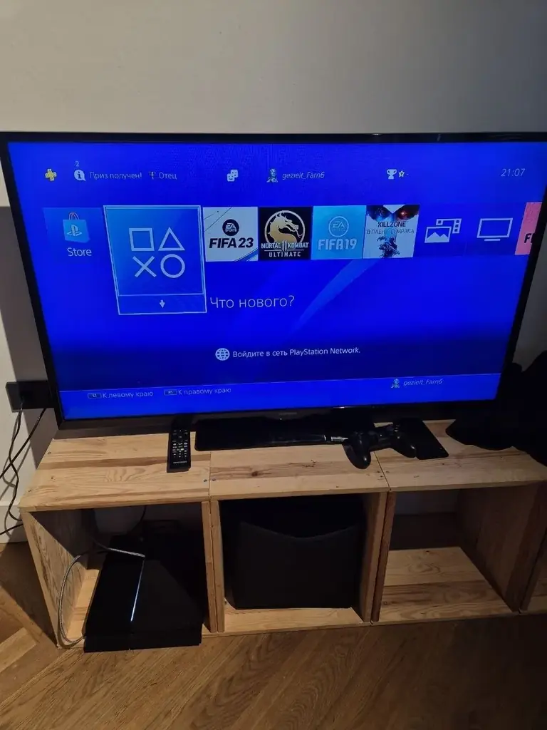Продам PS4 в хорошем состоянии в комплекте два джойстика,диски некоторые также прилагаю.также прода…