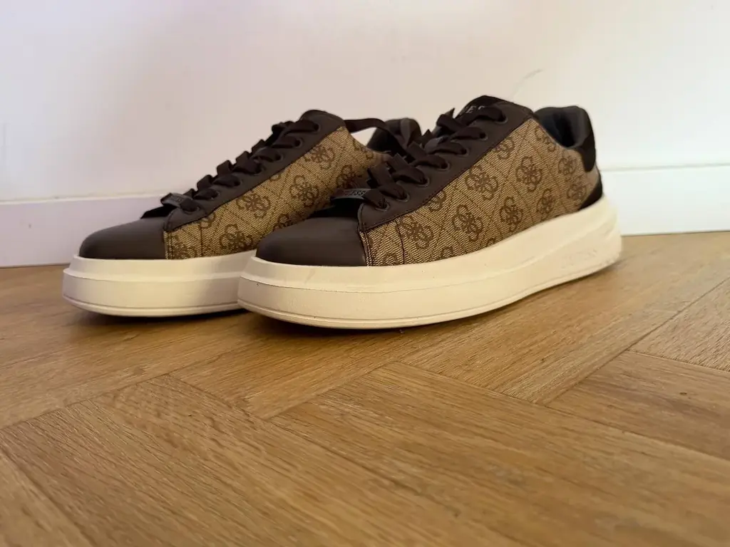 Продам кроссовки Guess, размер 40.
