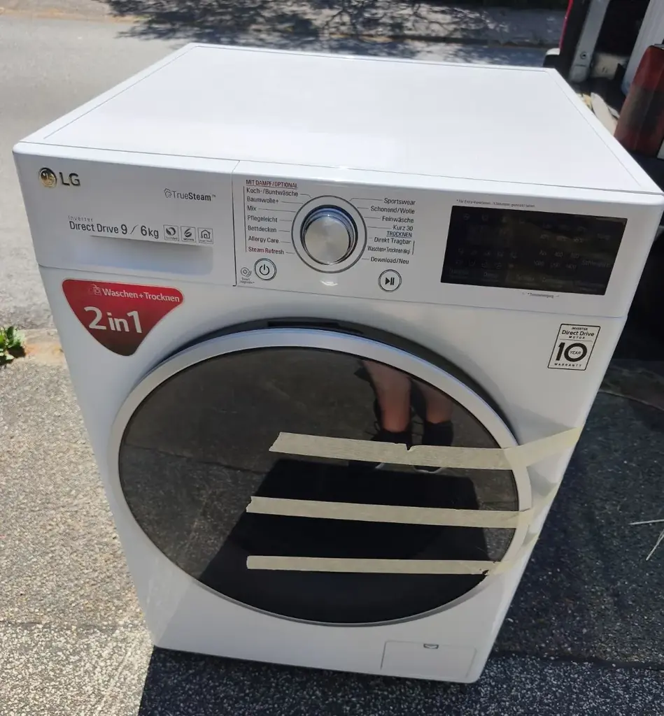 Продам б/у стиральную машинку с функцией сушилки LG. Загрузка 9 кг стирка / 6 кг сушилка. Чистая, у…