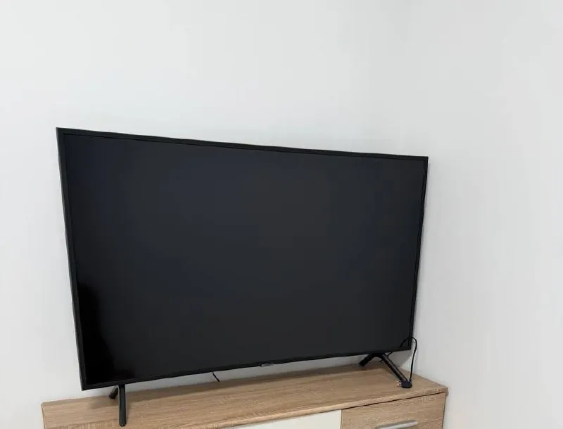Продаю телевизор Samsung Smart TV 49 дюймов в хорошем состоянии.