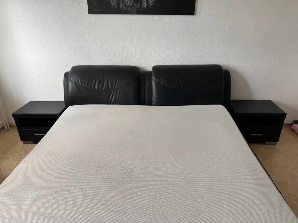 Продам кровать размер 180х200 + матрас,+ 2 прикроватные тумбочки Цена 250€