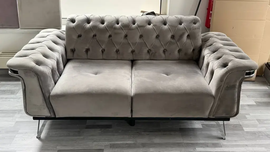 Продам диван модель Chesterfield длина дивана 190 цена 250 возможно доставка