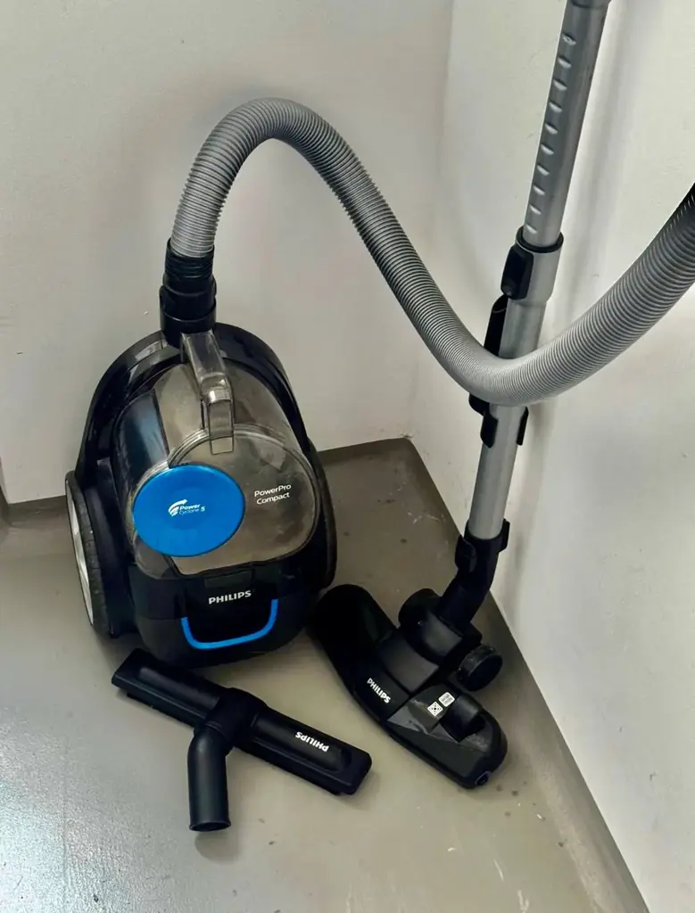 Продаю безмешковый пылесос Philips циклонного типа в отличном состоянии, очень мощный, с дополнител…