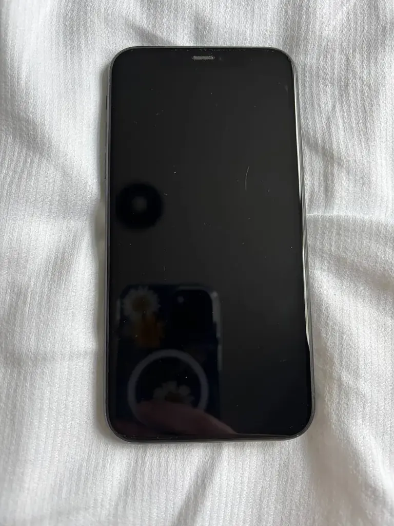 Продам 11 iPhone на 64 гб, акб 76%.