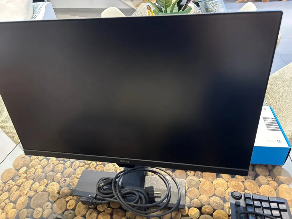 All works perfectly. Gaming monitor, gaming keyboard, power bank 27000 mah for laptops and etc, ext…