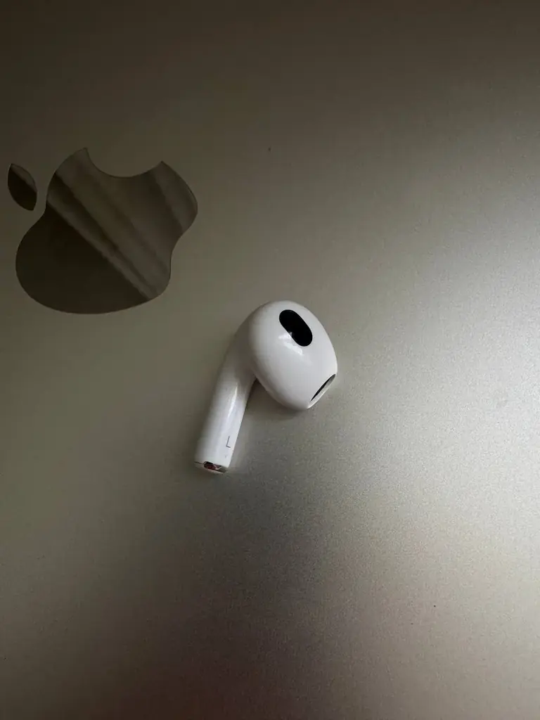 Левый наушник AirPods