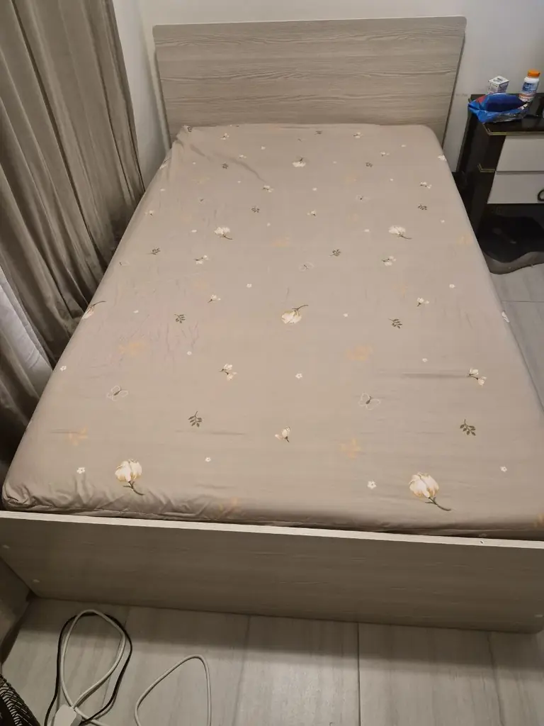 Продается кровать размер 120 х 200, с матрасом. Цена 300