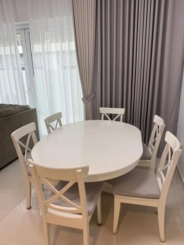 Продам стол и 6 стульев, стол раскладывается. 1000AED за все