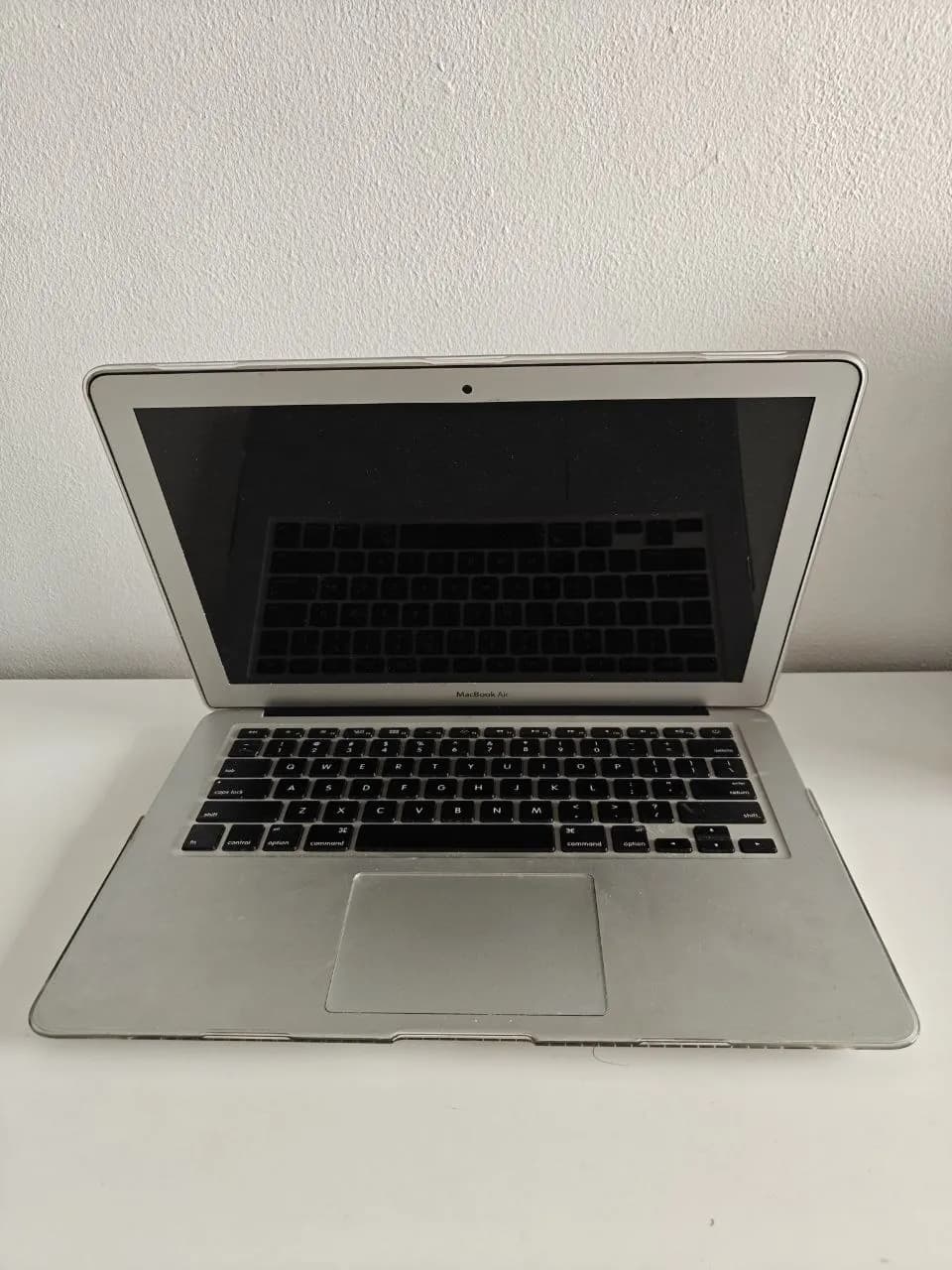 Продам MacBook Air (Mid 2015), в хорошем рабочем состоянии с хорошей батареей (80%+)