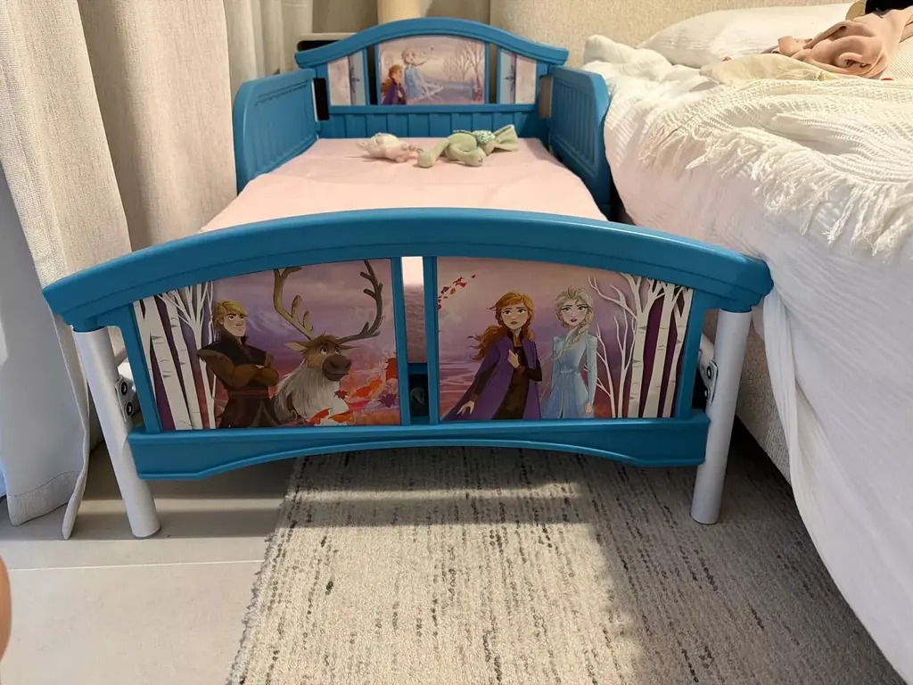 Детская кроватка размером 120×60 см с матрасом — 130 дирхам.