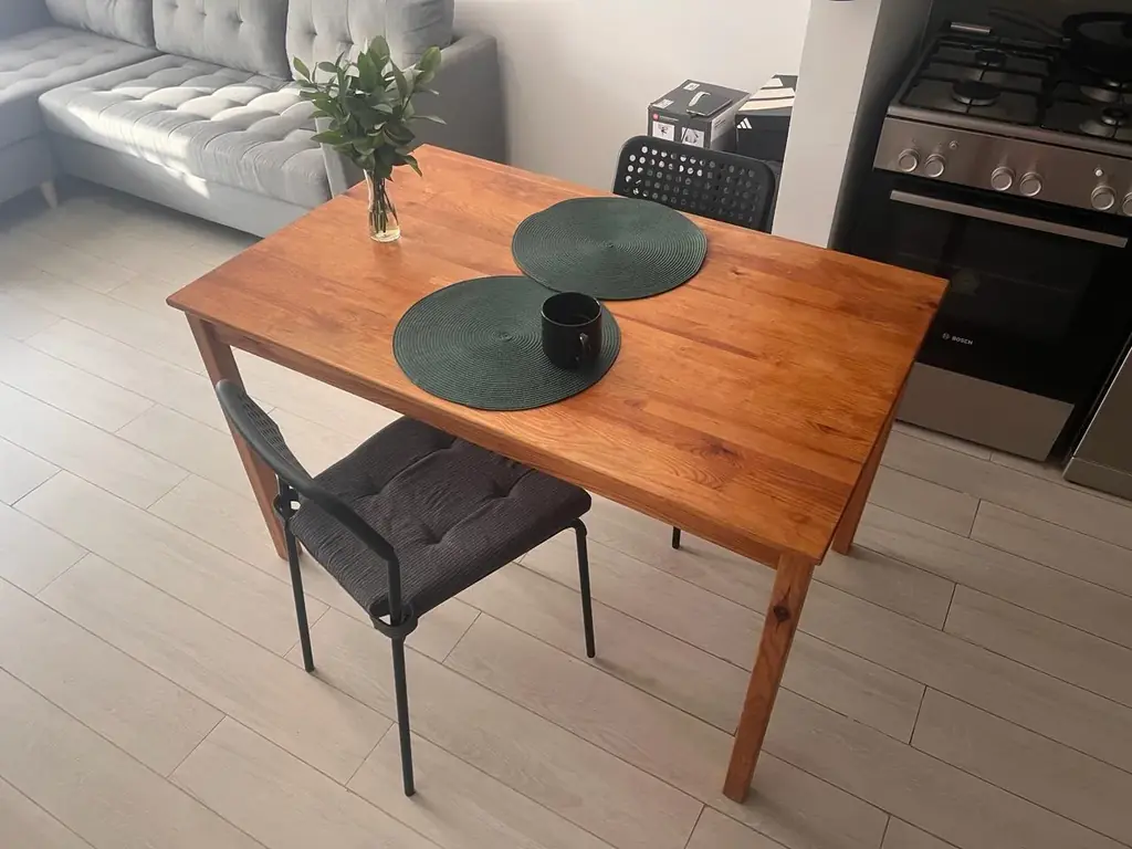 Обеденный стол IKEA INGA и два стула IKEA с подушками