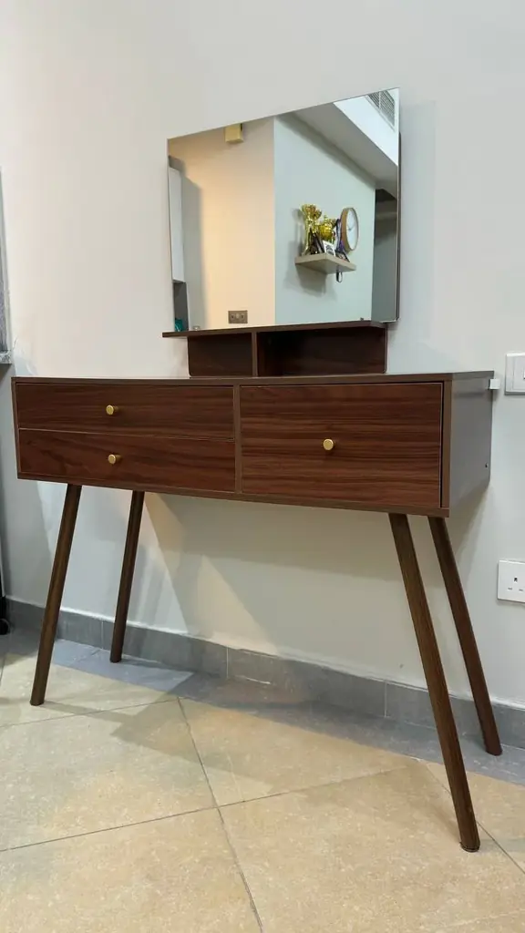 Туалетный столик, заменили на зеркало с IKEA оно не искажает.