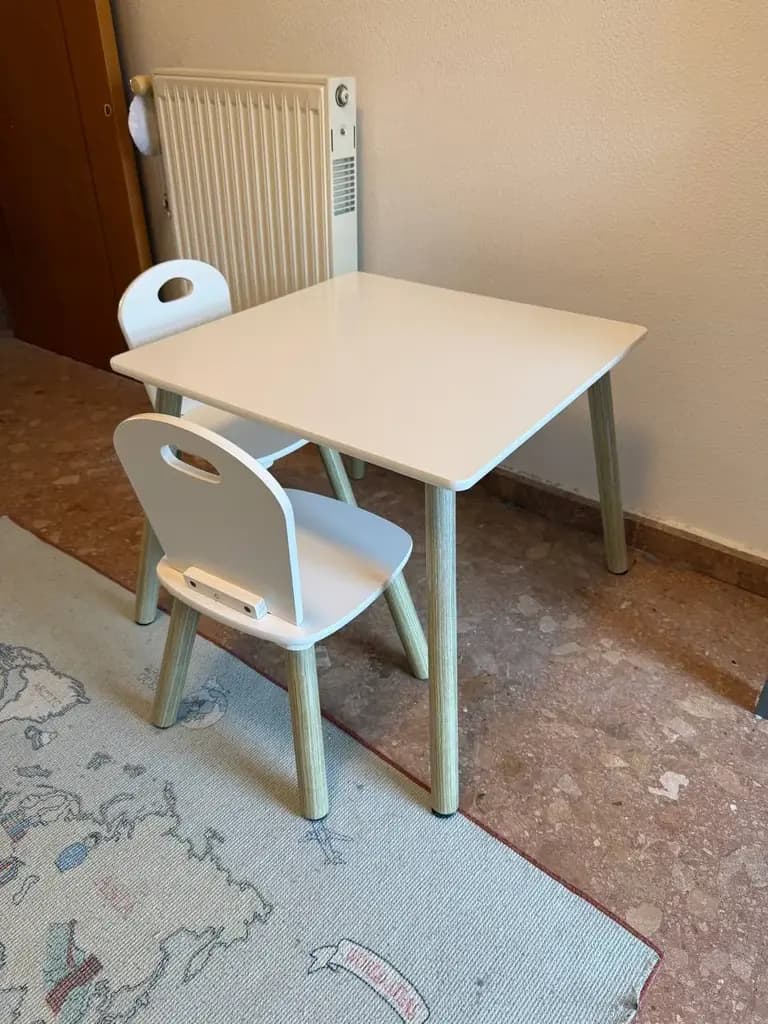 Продам стол и стулья малышковые. Есть небольшие потертости, на фото. В остальное состояние отличное…