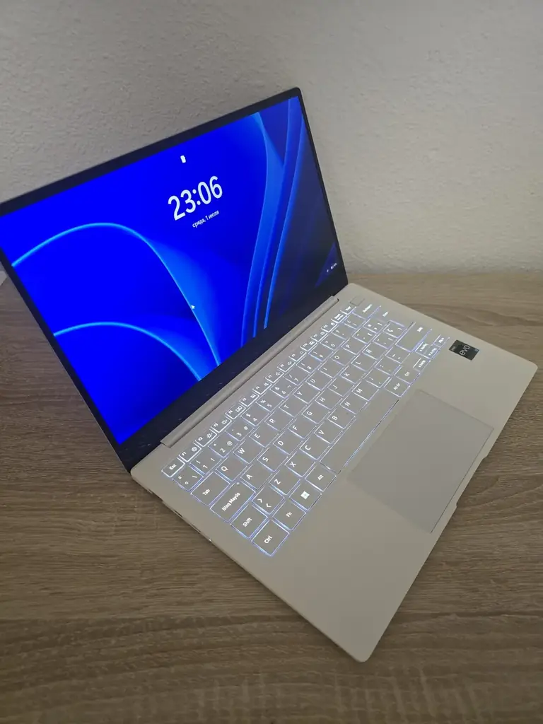 Ноутбук Samsung Galaxy Book 2 Pro, серебристый цвет.