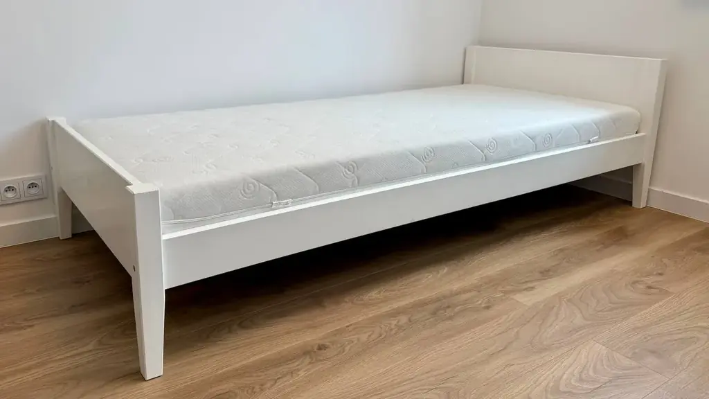 Продам односпальную деревянную кровать 90×200 см (белая) с матрасом.