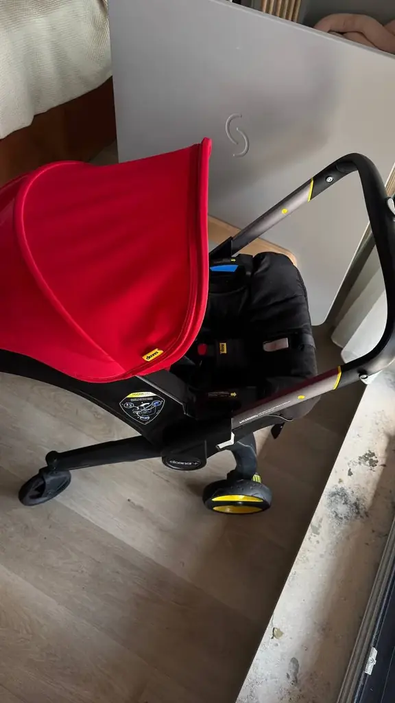Продам автокрісло-коляску Doona.