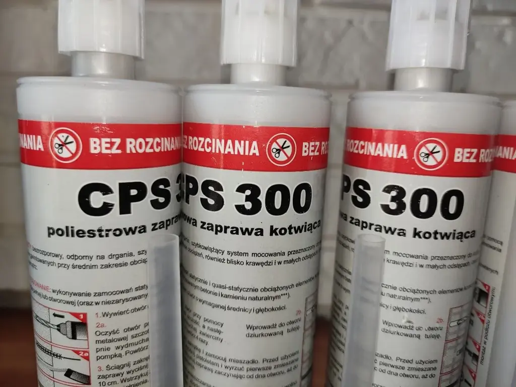 Продам жидкие гвозди. Под монтажный пистолет. Имею 4 шт. Цена 20 зл/шт. Варшава.