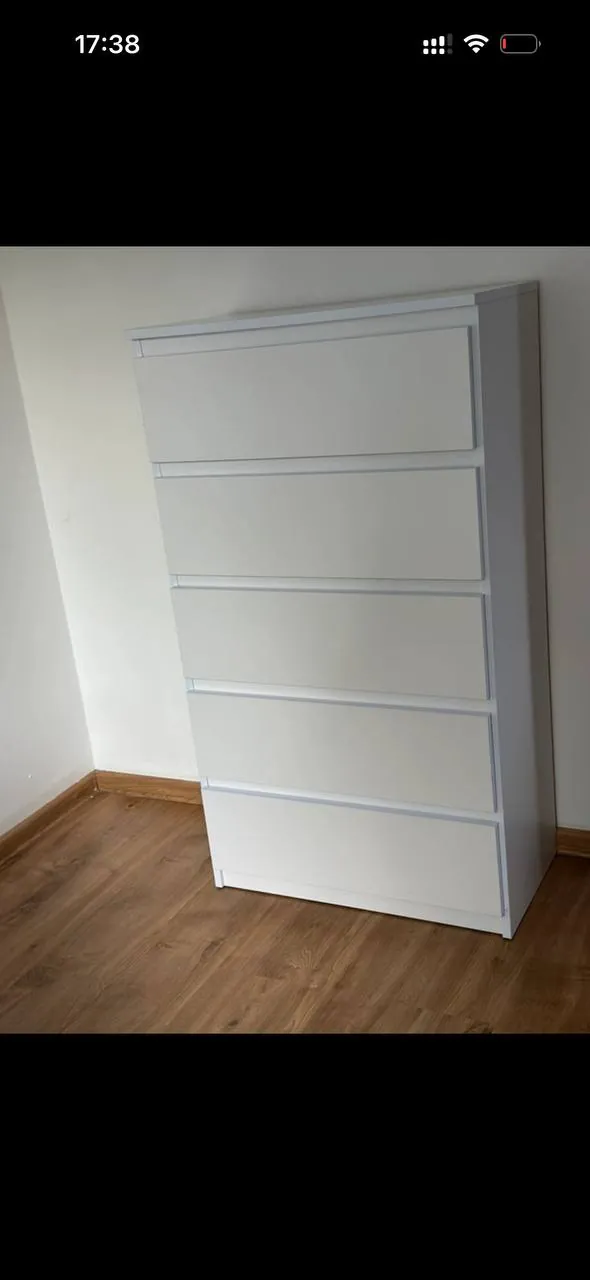 Продам белый комод с 5 ящиками.