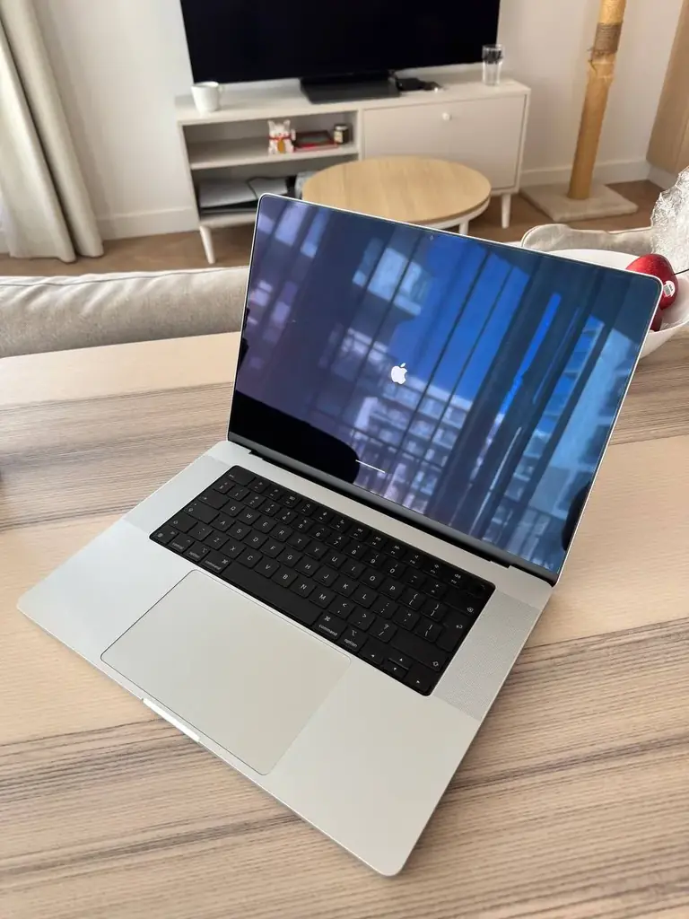 Продаю MacBook Pro 16” (2021) с процессором Apple M1 Pro.