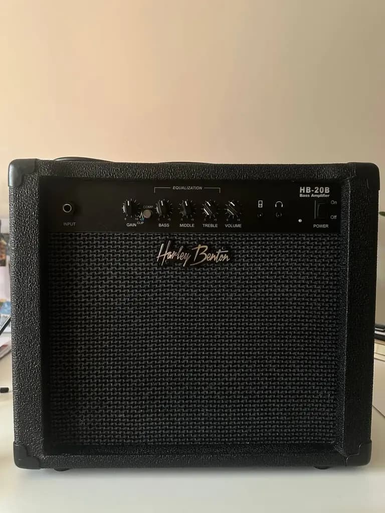 Продам басовый комбоусилитель Harley Benton HB-20B (20W)
