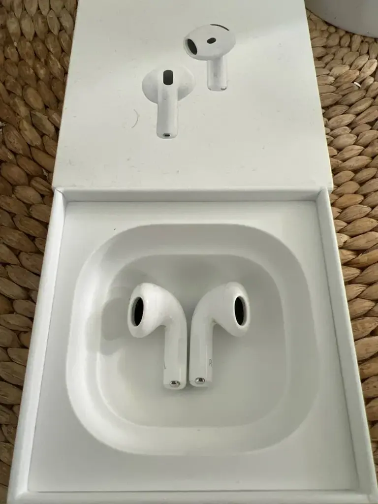 Продам наушники левый и правый от airpods 4 с шумоподавлением.