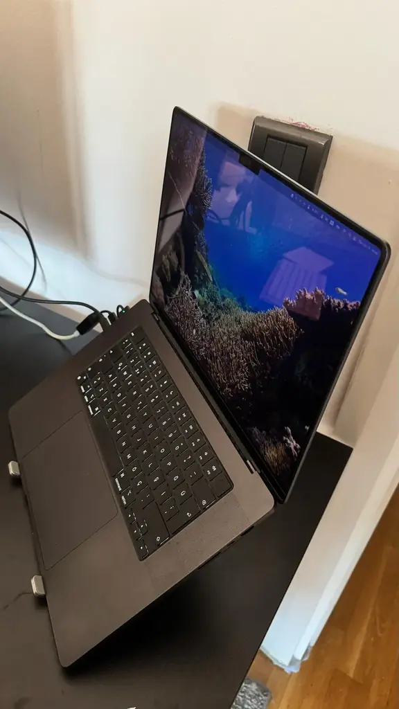 MacBook Pro M4 Pro 16" 24RAM/512GB, 97% battery, мало б/у, лежал на столе подключенный к монитору