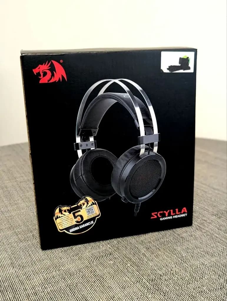 Продам Redragon Scylla игровые наушники (гарнитура, выход 3.5мм). Новые.