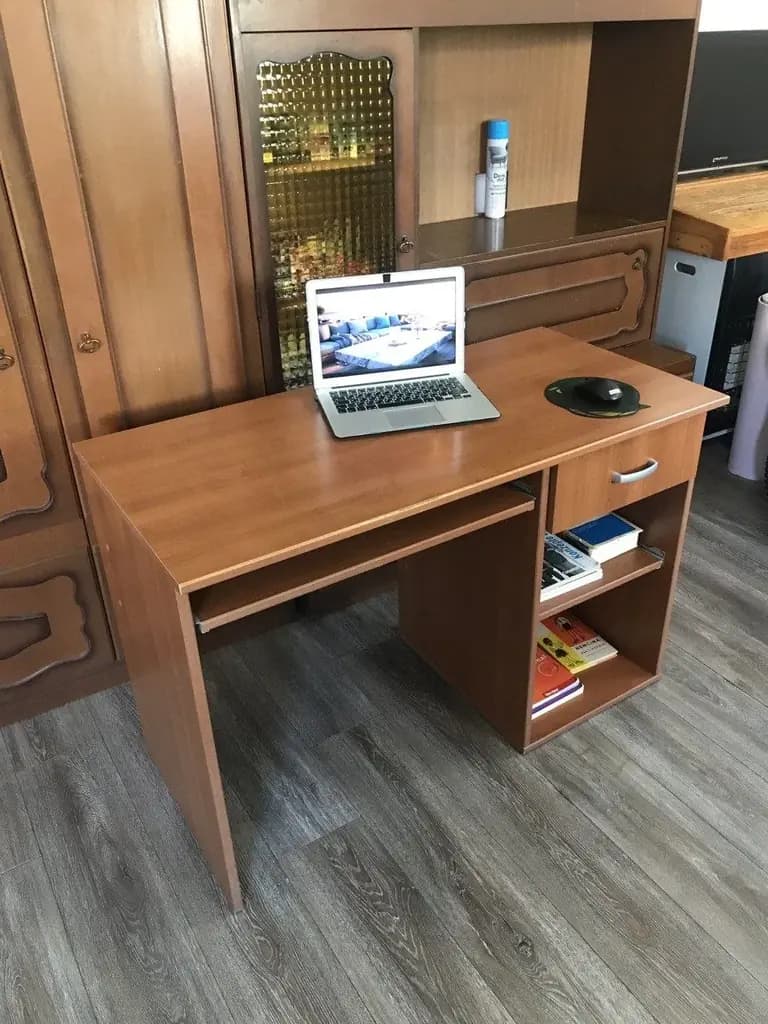 Продаю свой компьютерный стол в хорошем состоянии.