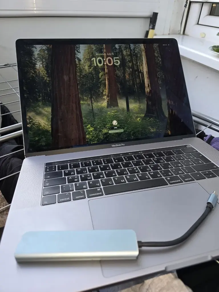 Продам MacBook Pro 15" (2018) Silver. i7 / 16GB / 256GB.