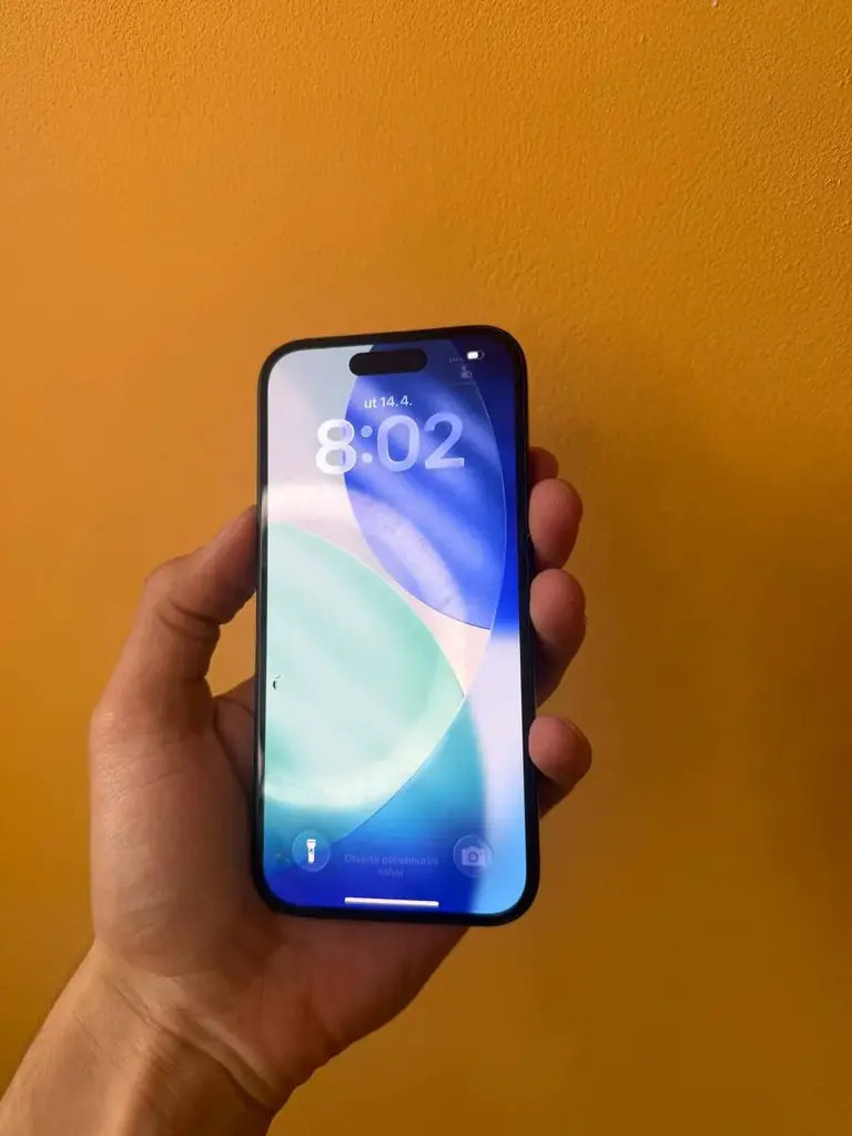Продам iPhone 15, 128 ГБ, у стані 7/10.