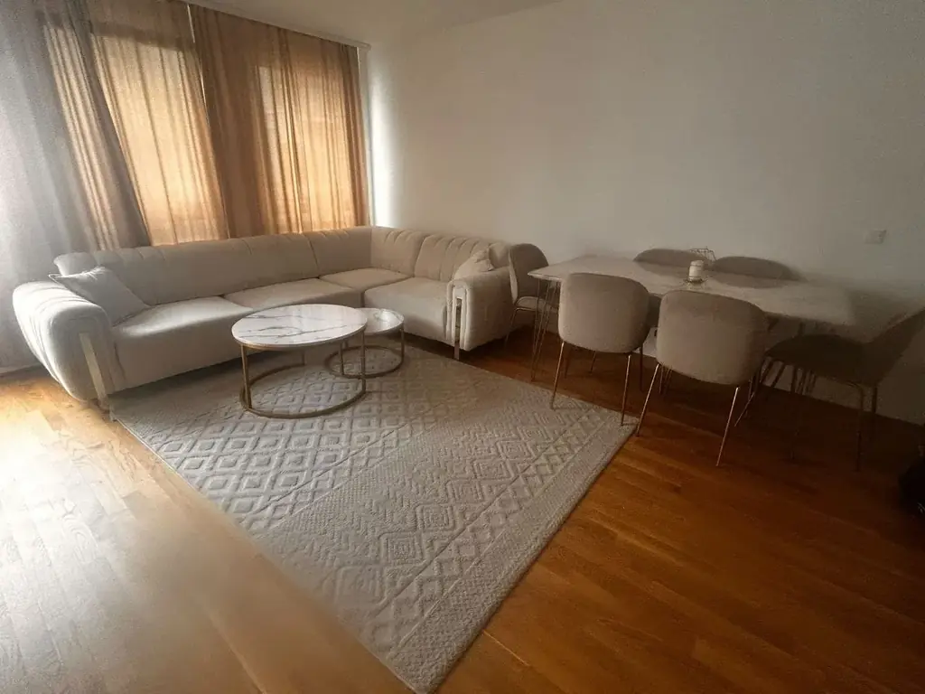 Кутовий диван «Mit elektrisch Sofa 1700 €»: преміальний світло-бежевий текстиль, трендова вертикаль…