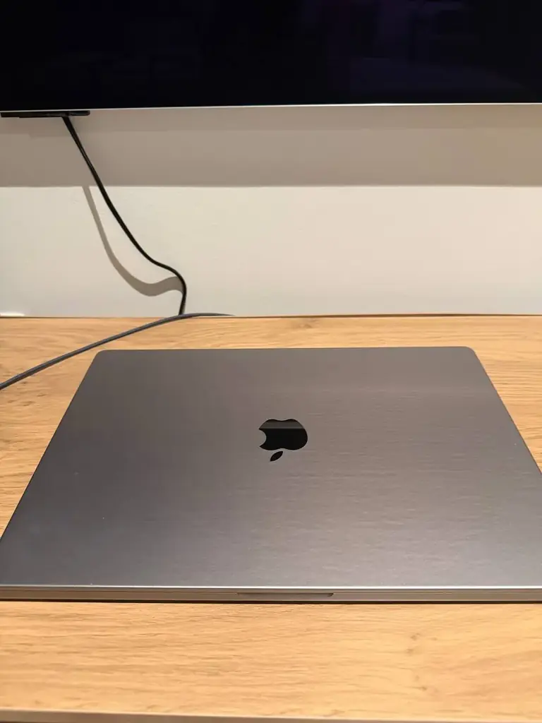 Продаю свой MacBook Pro 16” M1 Pro – 16GB RAM / 512GB SSD – Space Gray 2021 года