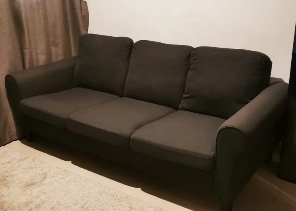 Трехместный диван IKEA темно-серого цвета с тканевой обивкой, в хорошем состоянии.