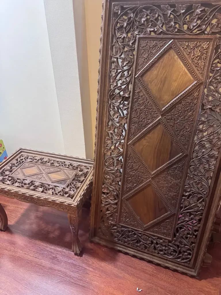 2 очень красивых резных стола