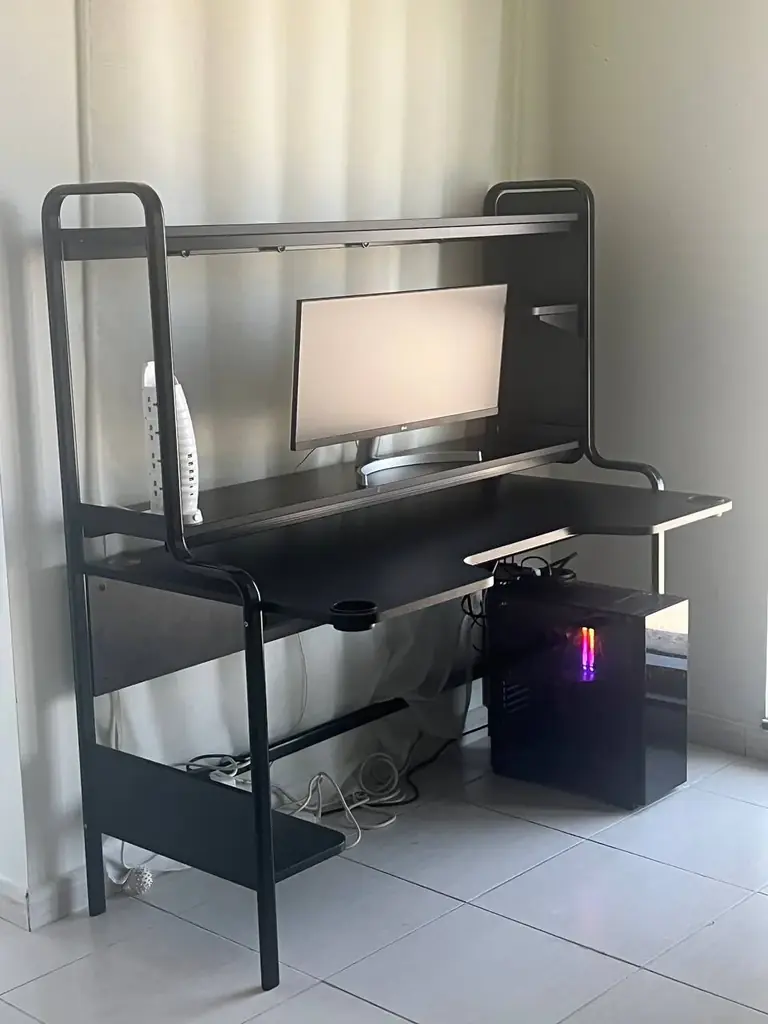 Продаётся компьютерный стол IKEA FREDDE — 600 AED