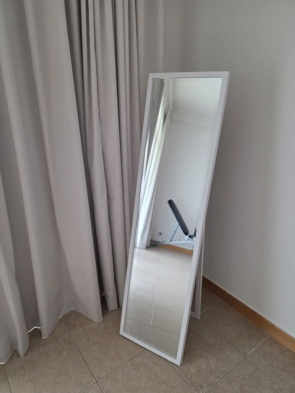 Продам шторы, диван, столик, зеркало, рабочий стол, кресло шкафчики. +971586590600