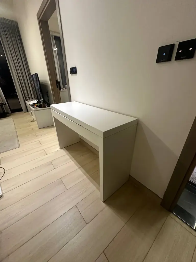 Продам консольный стол IKEA. Самовывоз JVC . 50 aed