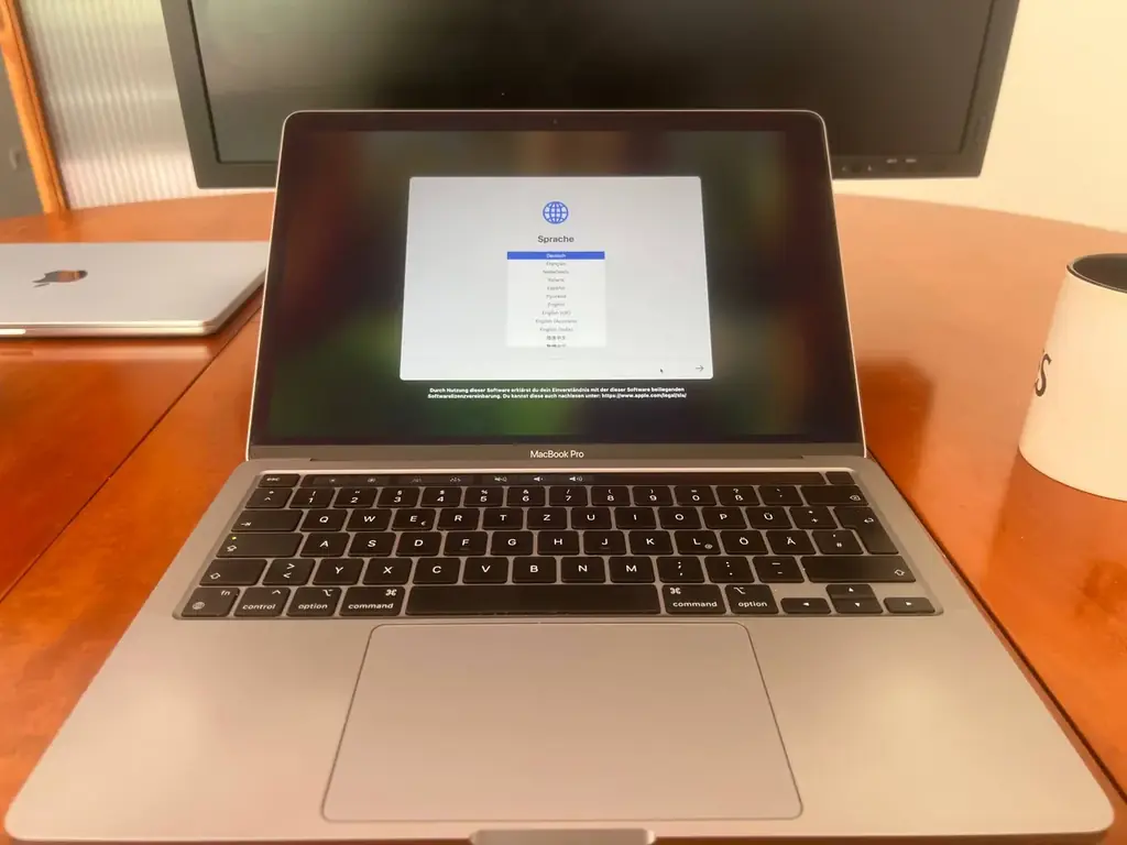 Продаю мой Macbook Pro на M1 8/256.