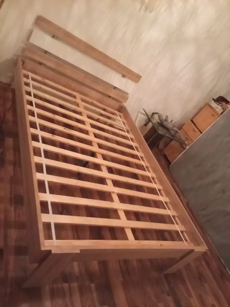 Продам 50€ хорошая деревянная кровать без матраса 140 /200 см.частная продажа без гарантии и возвр…