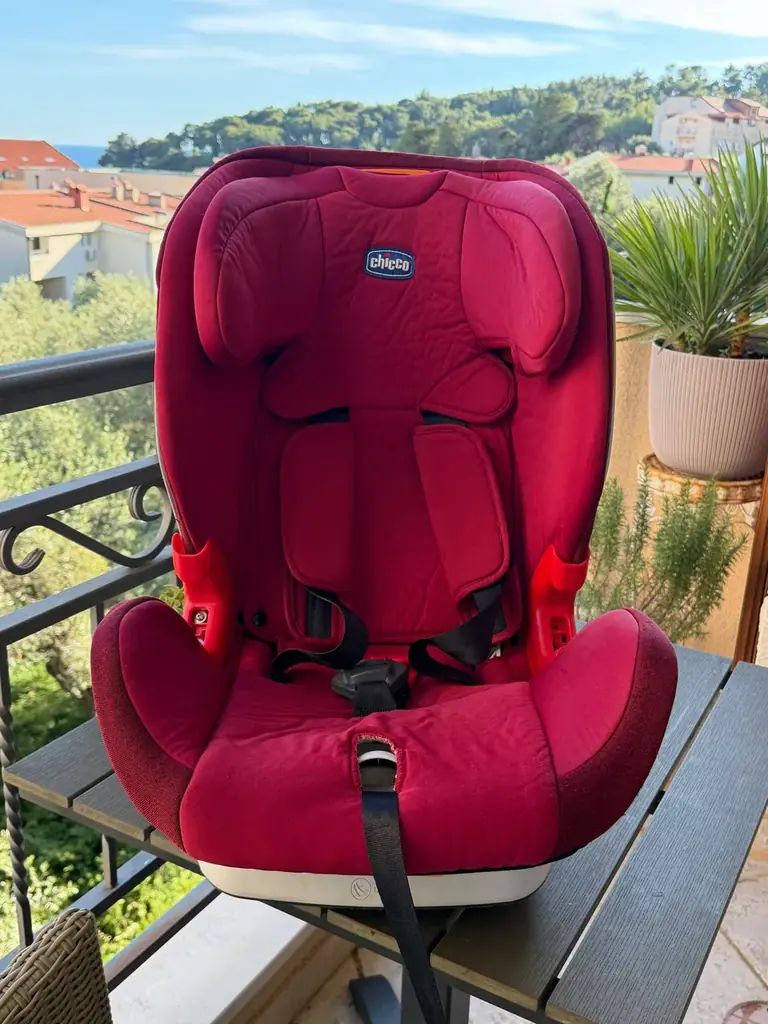 Автомобильное кресло Chicco с системой ISOFIX. Имеются следы эксплуатации, но полностью исправно.