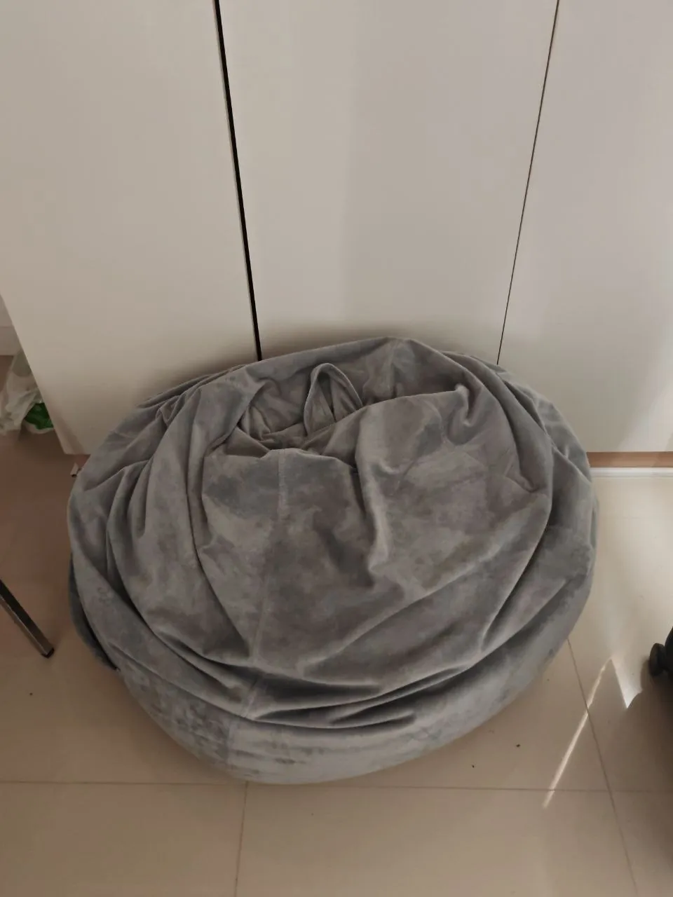 Продам компьютерное кресло (крепкое, металлическое), брал в homepro за 1700, отдаю за 1000. Бинбэг …