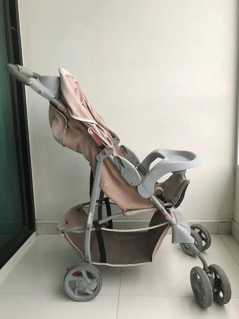 Продам детскую коляску: 200 бат.
