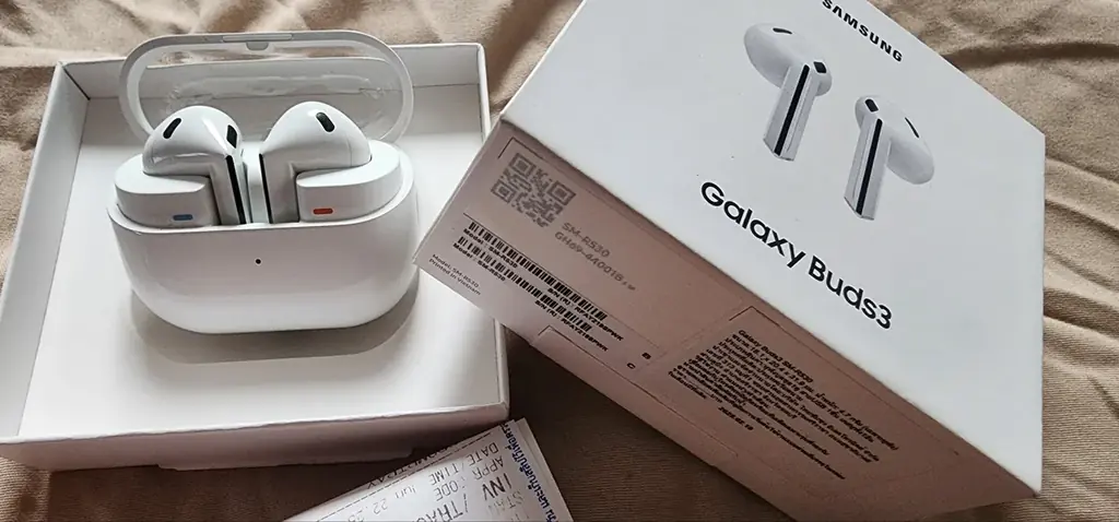 Продам наушники Samsung Galaxy Buds3 (18.02.2025) покупал в оффсторе. Состояние идеальное. 2400thb