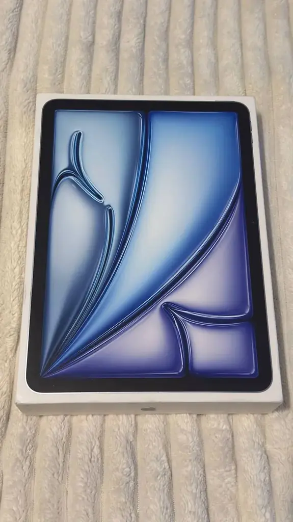 Продаю новый iPad Air 11" (M3, 128 ГБ, Wi-Fi, синий).