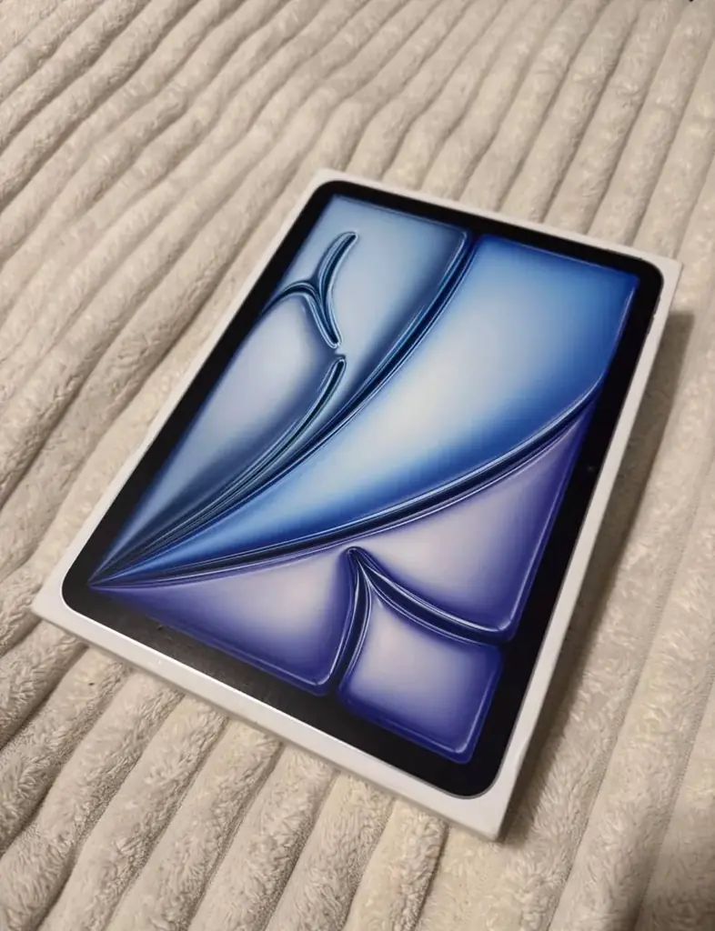 Продаю новый iPad Air 11" (M3, 128 ГБ, Wi-Fi, синий).