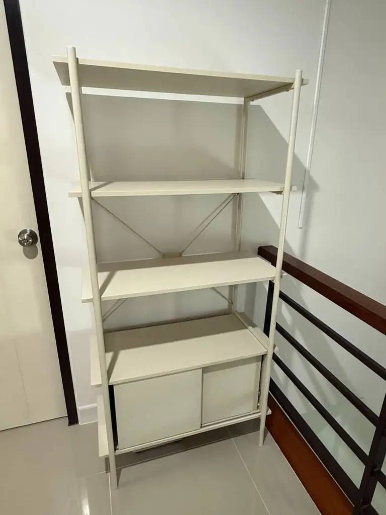 Продается стеллаж с полками и закрытой секцией для хранения. 1500 бат