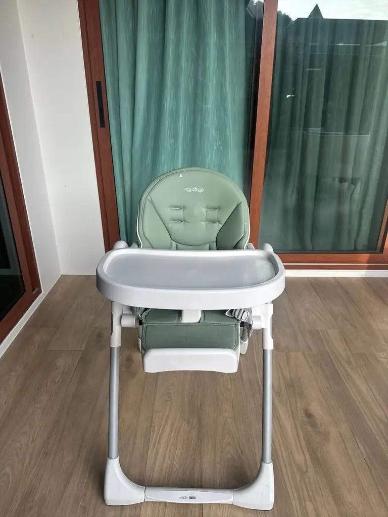 Продам стульчик Peg Perego для кормления, очень удобный, легко протирается, есть небольшая потертос…